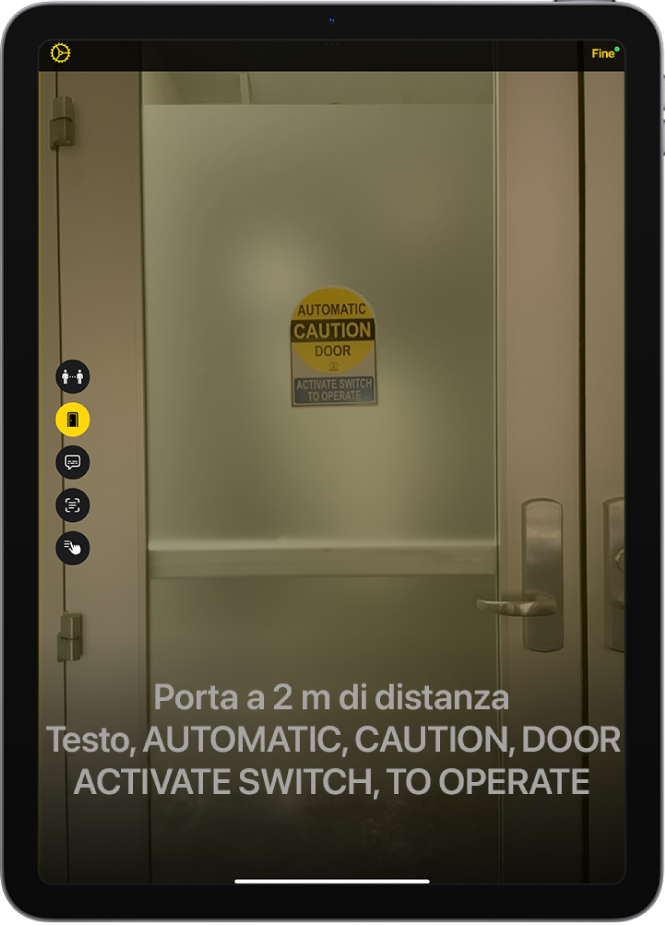 La schermata di Lente in “Modalità di rilevamento” che mostra una porta. In basso è presente una descrizione che specifica la distanza della porta e il testo su di essa.