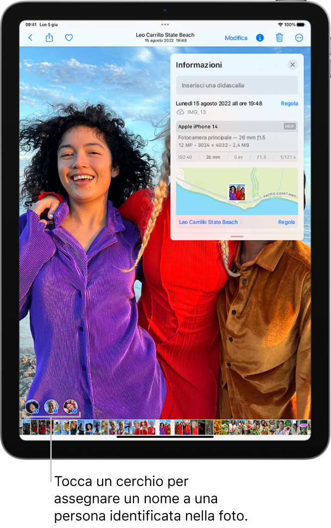 Lo schermo di iPad mostra una foto aperta nell’app Foto. Nell’angolo in basso a sinistra della foto sono presenti punti interrogativi accanto alle persone che compaiono nella foto.
