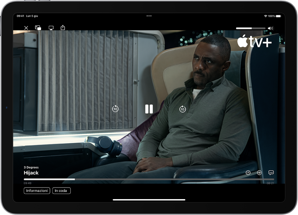 Un programma TV in riproduzione, con i controlli visibili. In alto a sinistra sono presenti i pulsanti Chiudi, “Picture in Picture”, AirPlay e Condividi. In alto a destra è presente il cursore del volume. Al centro, sono presenti i pulsanti per andare avanti e indietro di 10 secondi e per mettere in pausa. Lungo la parte inferiore, è presente un cursore che puoi trascinare per regolare la posizione del video; ai lati del cursore sono visibili il tempo trascorso e il tempo rimanente. In basso a destra, sono presenti i pulsanti per cambiare la velocità di riproduzione, per cambiare la lingua e per aggiungere i sottotitoli. In basso a sinistra sono presenti i pulsanti per visualizzare una descrizione del titolo e mostrare i titoli in coda.