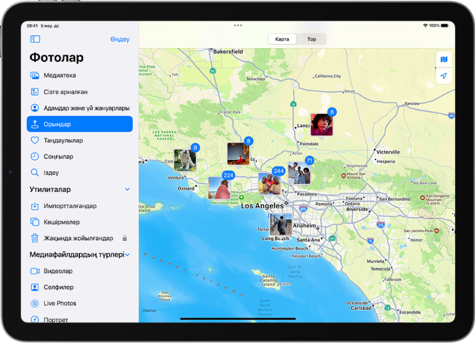 «Орындар» параметрі iPad экранының сол жағындағы бүйірлік тақтада таңдалған. Экранның қалған бөлігінде әр жерде түсірілген фотолар санын көрсететін карта орналасқан.