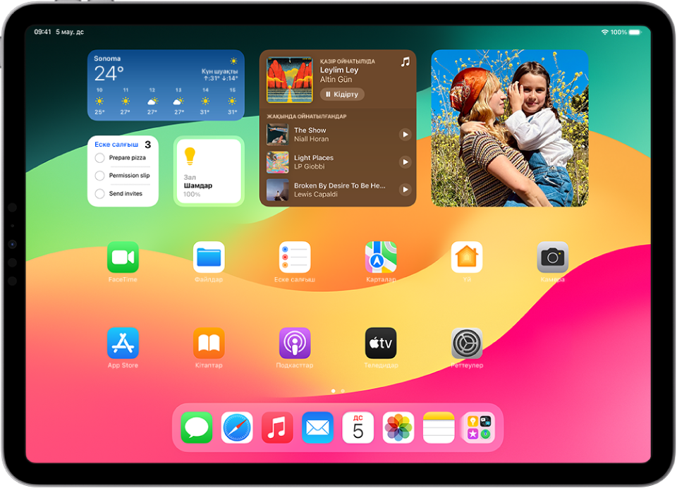 Бірнеше қолданба белгішелері, соның ішінде iPad құрылғыңыздың дыбыс деңгейін, экран ашықтығын және т.б. өзгерту үшін түртуге болатын «Реттеулер» қолданбасының белгішесі бар iPad құрылғысындағы басты экран.