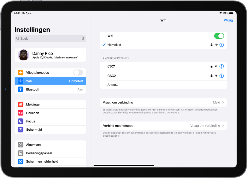 De navigatiekolom van Instellingen is geopend aan de linkerkant van het scherm en 'Wifi' is geselecteerd. Aan de rechterkant van het scherm is 'Wifi' ingeschakeld en een netwerk geselecteerd.