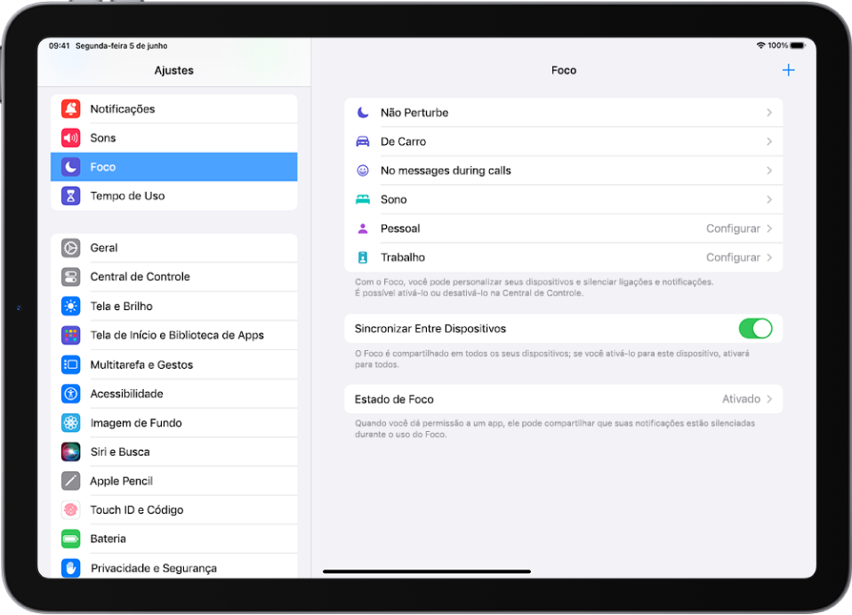 Uma tela mostrando seis opções de Foco fornecidas: Não Perturbe, Dirigindo, Sem mensagens durante ligações, Sono, Pessoal e Trabalho. O botão Sincronizar Entre Dispositivos está ativado, o que permite que os mesmos ajustes de Foco sejam usados em todos os seus dispositivos Apple.