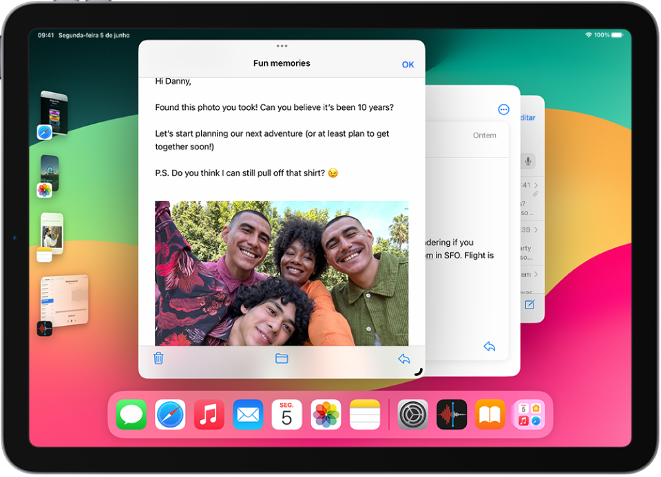 A tela do iPad com o Organizador Visual ativado. Três janelas atuais estão agrupadas no centro da tela e outros apps recentes estão em uma lista no lado esquerdo da tela. Os apps no Dock aparecem na parte inferior da tela.