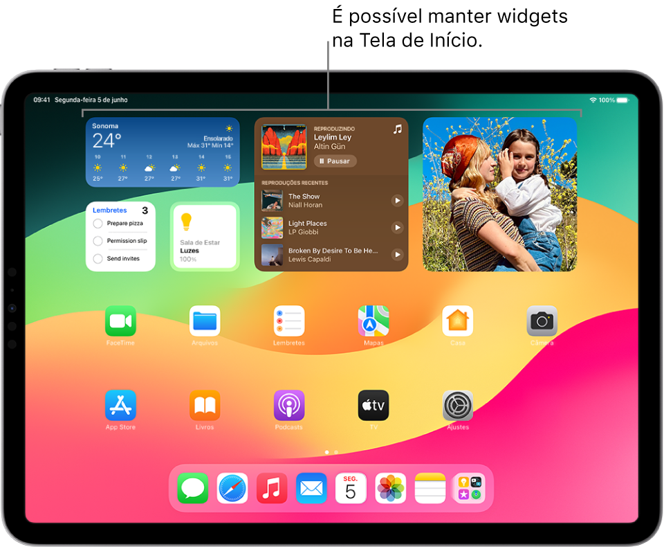 Tela de Início do iPad. Na parte superior da tela há widgets personalizados de Tempo, Música, Fotos, Lembretes e Casa.