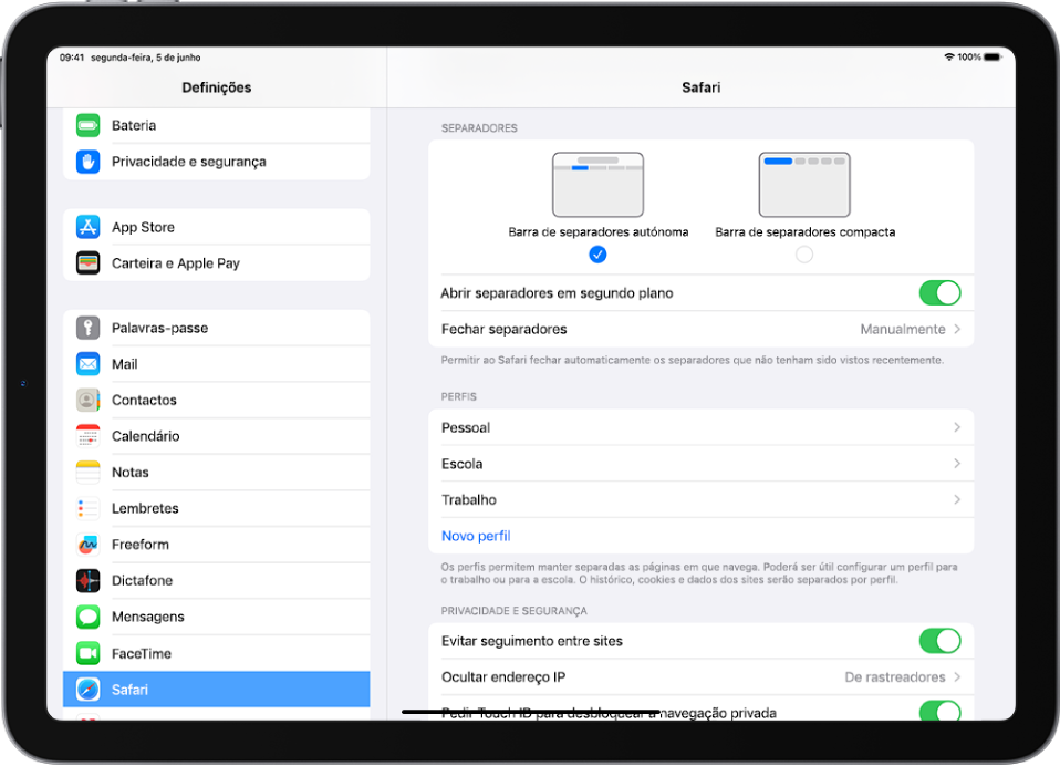 A secção Safari da aplicação Definições. Por baixo de Separadores estão as opções Barra de separadores separada e Barra de separadores compacta.