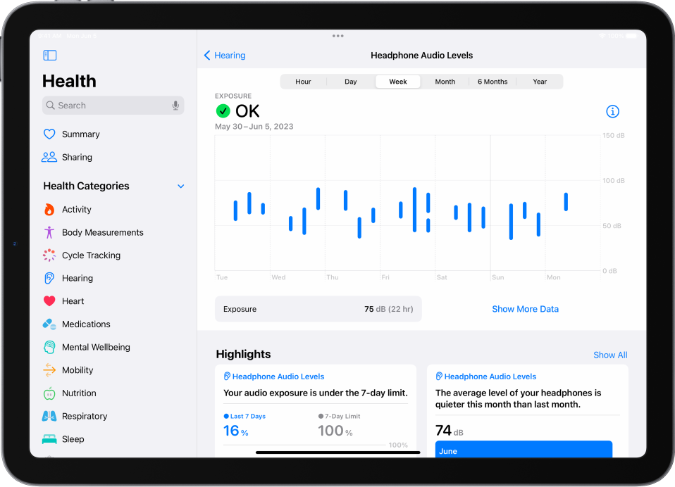 Zaslon Hearing v aplikaciji Health prikazuje vrsto ravni zvoka slušalk v enem tednu.