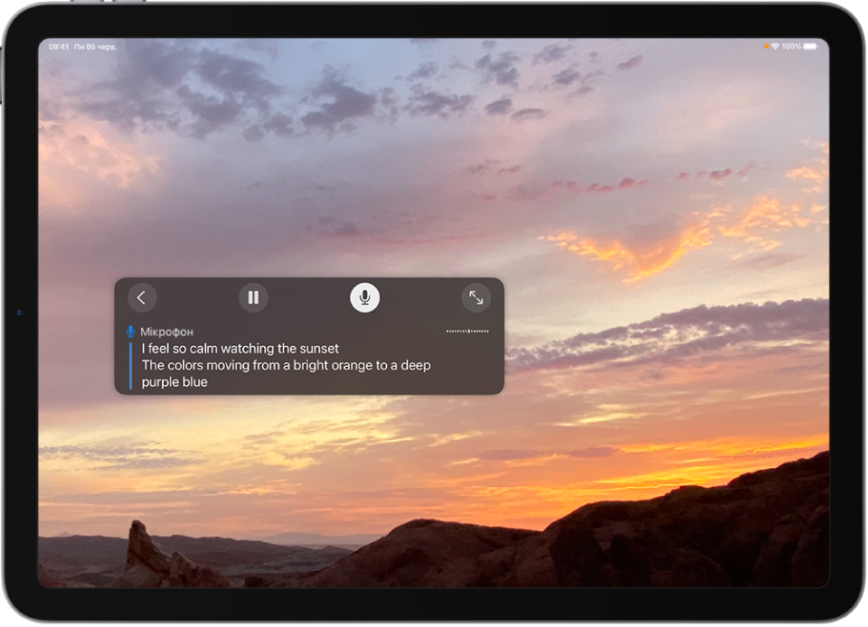 iPad з увімкненим мікрофоном для Субтитрів наживо в режимі прослуховування.