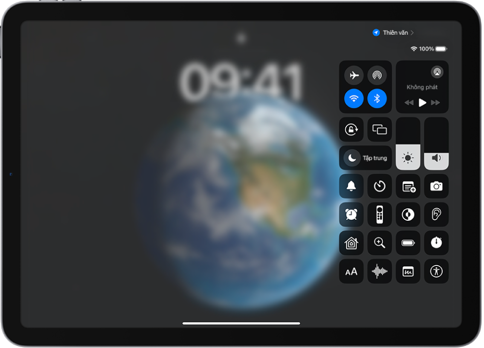 Trung tâm điều khiển trên iPad được tùy chỉnh với các điều khiển bổ sung như Hẹn giờ, Bấm giờ và Ghi âm.