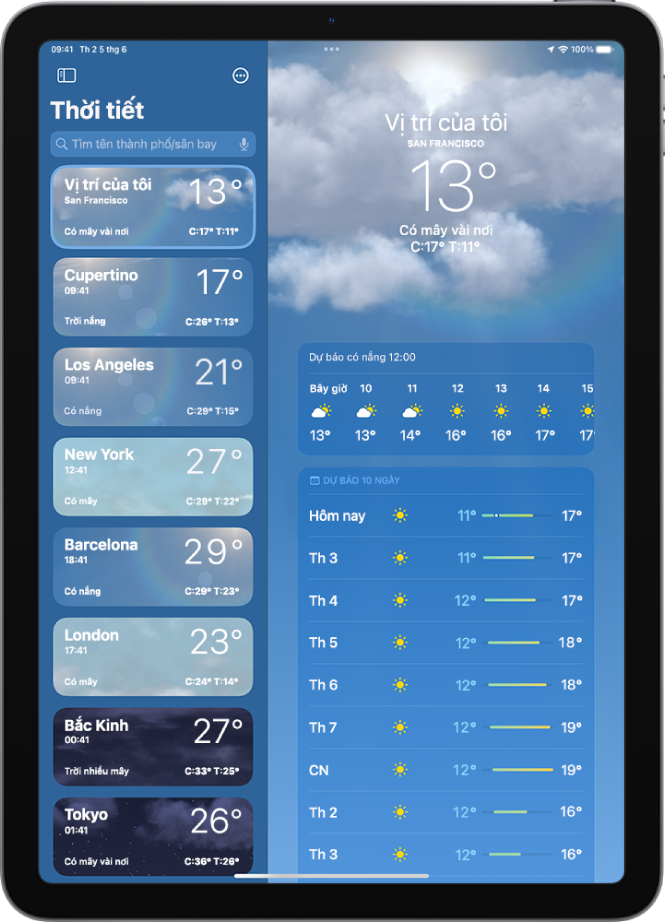 Màn hình Thời tiết đang hiển thị thanh bên ở bên trái của màn hình. Trong thanh bên là một danh sách các thành phố đang hiển thị thời gian, nhiệt độ, dự báo, cũng như nhiệt độ cao nhất và thấp nhất hiện tại. Ở đầu danh sách, Vị trí của tôi được chọn và ở bên phải của màn hình là dự báo thời tiết và điều kiện thời tiết cho vị trí đó.