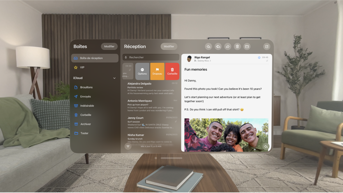 L’app Mail sur l’Apple Vision Pro, avec un e-mail ouvert et des options permettant de le supprimer.