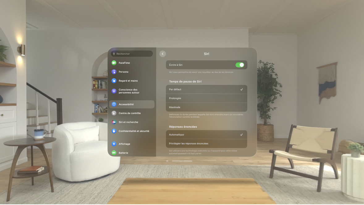 Réglages d’accessibilité Siri sur l’Apple Vision Pro, dans lesquels vous pouvez activer « Écrire à Siri », modifier le temps de pause de Siri et choisir si vous préférez les réponses énoncées.