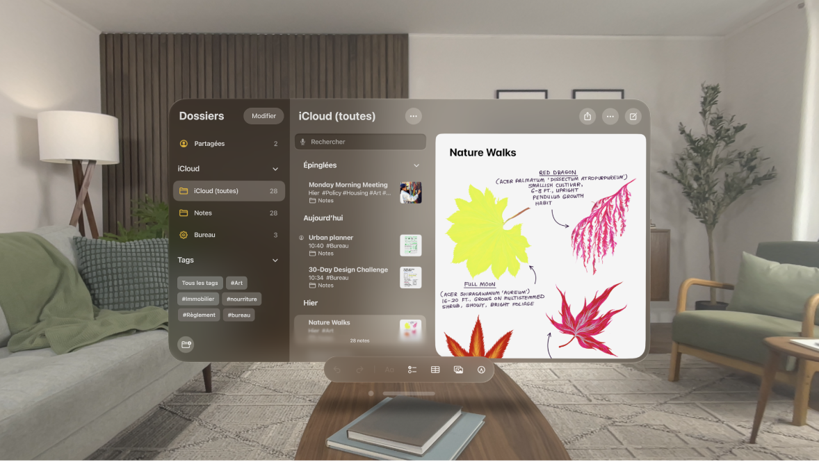 L’app Notes sur l’Apple Vision Pro, présentant une note ouverte, des notes épinglées, ainsi que des notes précédemment modifiées dans la barre latérale.