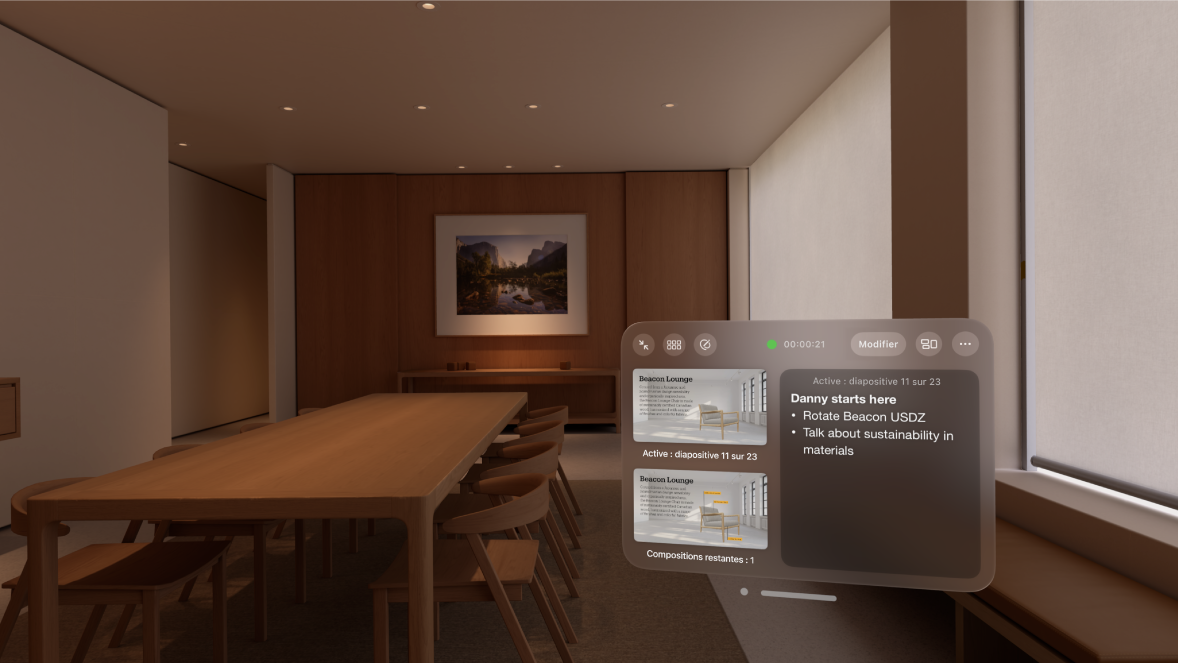 L’app Keynote sur l’Apple Vision Pro présentant l’environnement Salle de conférence avec l’affichage de l’intervenant visible.