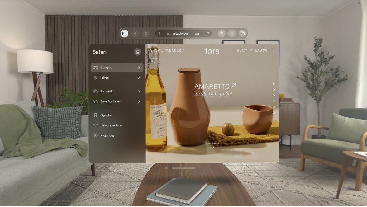 L’app Safari sur l’Apple Vision Pro, présentant un site web ouvert et la barre latérale.