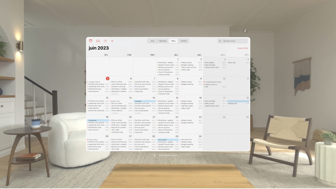 L’app Calendrier sur l’Apple Vision Pro, affichant les évènements d’un mois.