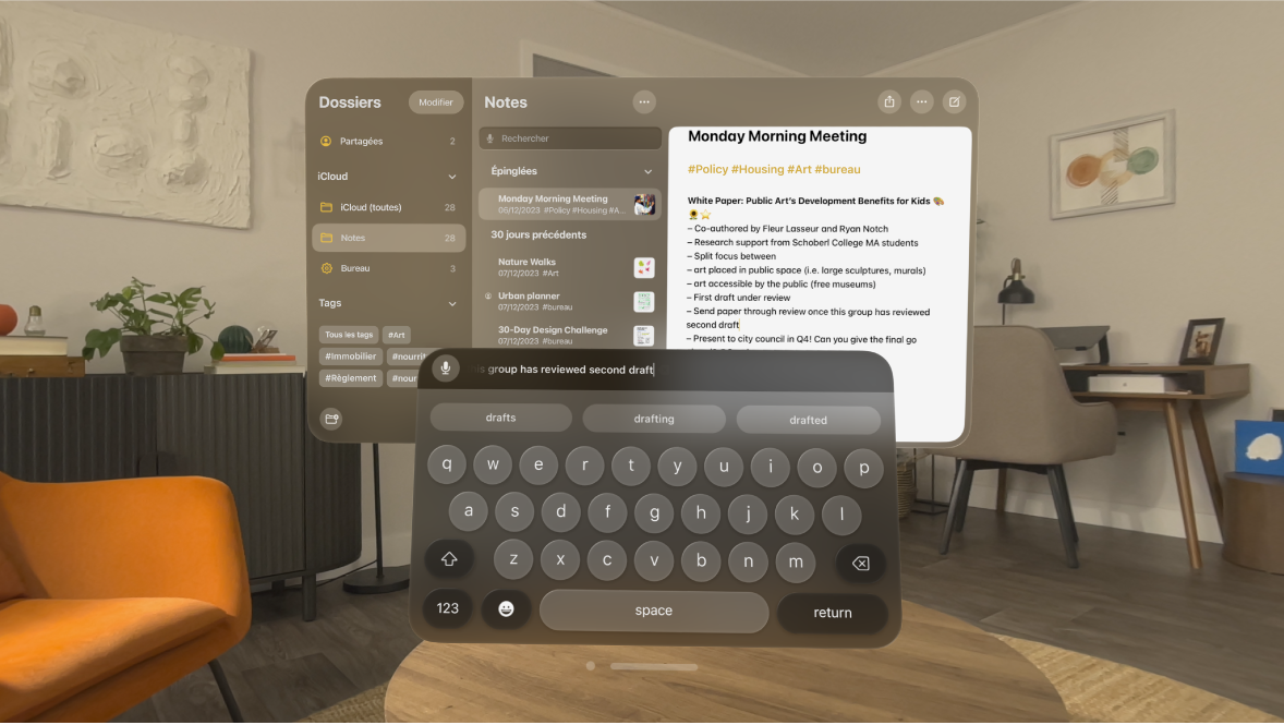 Vue d’un utilisateur sur l’Apple Vision Pro. L’app Notes est ouverte et une note est en cours de modification avec le clavier virtuel. L’aperçu du texte en cours de modification est visible en haut du clavier.