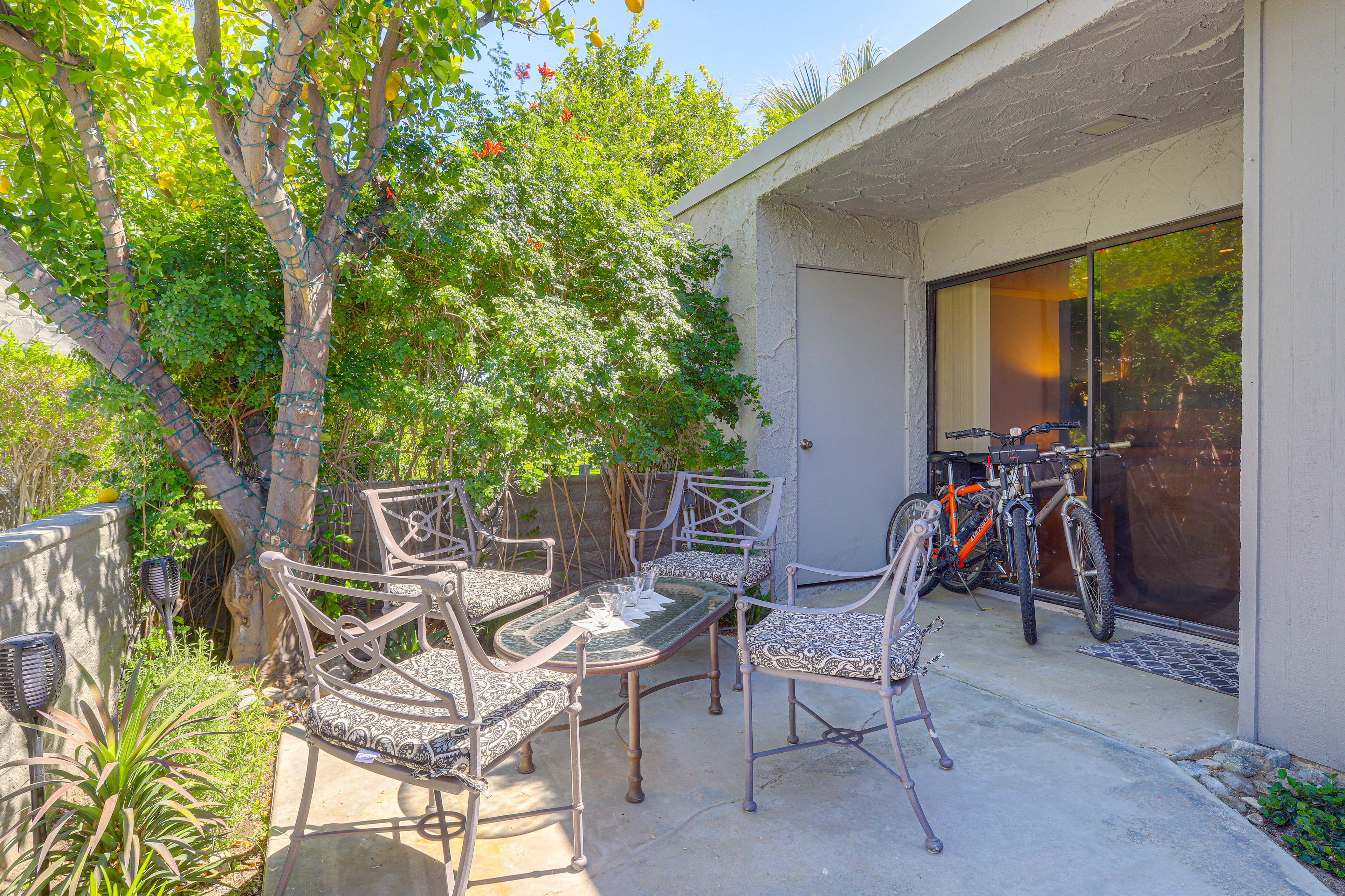 Palm Springs Condo: 3 Fenced Patios, Pool Access