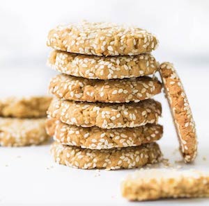 A stack of disk-shaped sesame cookies