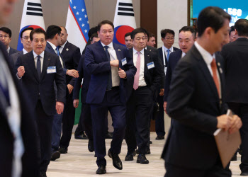 韓 기업들, '중앙亞 우군' 우즈벡 모였다…"에너지·인프라 협력"