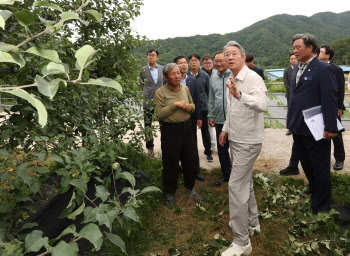 사과 농가 찾은 강호동 회장
