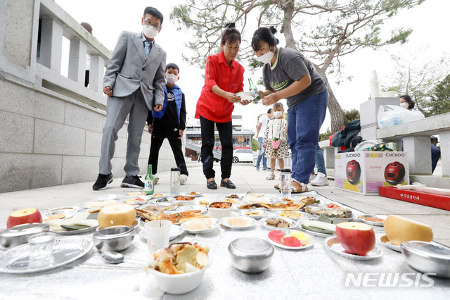 [파주=뉴시스] 박미소 기자 = 사진은 기사와 무관. 추석인 1일 오전 경기 파주시 임진각에서 지난 2010년에 탈북한 한홍근(63)씨의 가족이 북녘을 향해 차례를 지내고 있다. 2020.10.01. misocamera@newsis.com