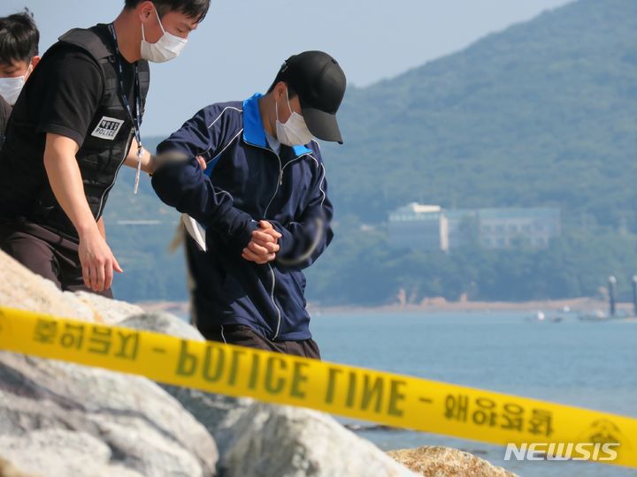 [서울=뉴시스] 사진은 지난해 7월 인천 중구 덕교동 잠진도 제방에서 아내를 바다에 빠트리고 돌을 던져 살해한 30대 남성이 사건 당시 상황을 재현하기 위해 현장으로 이동하는 모습. (사진=뉴시스DB) 2024.07.01.