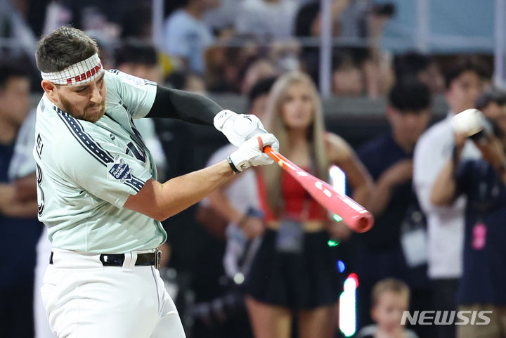 [인천=뉴시스] 황준선 기자 = LG트윈스 오스틴이 5일 오후 인천 SSG 랜더스필드에서 열린 'KBO 올스타 프라이데이' 컴투스프로야구 홈런더비에서 배트를 휘두르고 있다. 2024.07.05. hwang@newsis.com