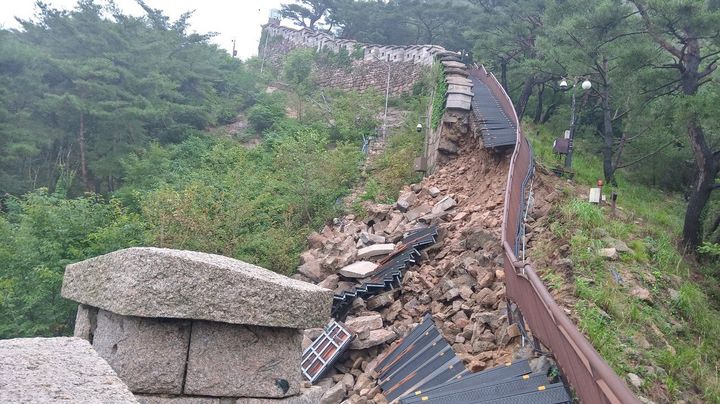 [서울=뉴시스] 집중호우에 무너진 서울 한양도성 (사진=국가유산청 제공) 0224.07.09 *재판매 및 DB 금지