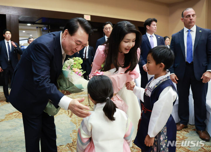 [호놀룰루=뉴시스] 최진석 기자 = 윤석열 대통령과 부인 김건희 여사가 8일(현지시각) 미국 하와이 한 호텔에서 열린 동포간담회에서 화동으로부터 꽃다발을 받고 있다. 2024.07.09. myjs@newsis.com