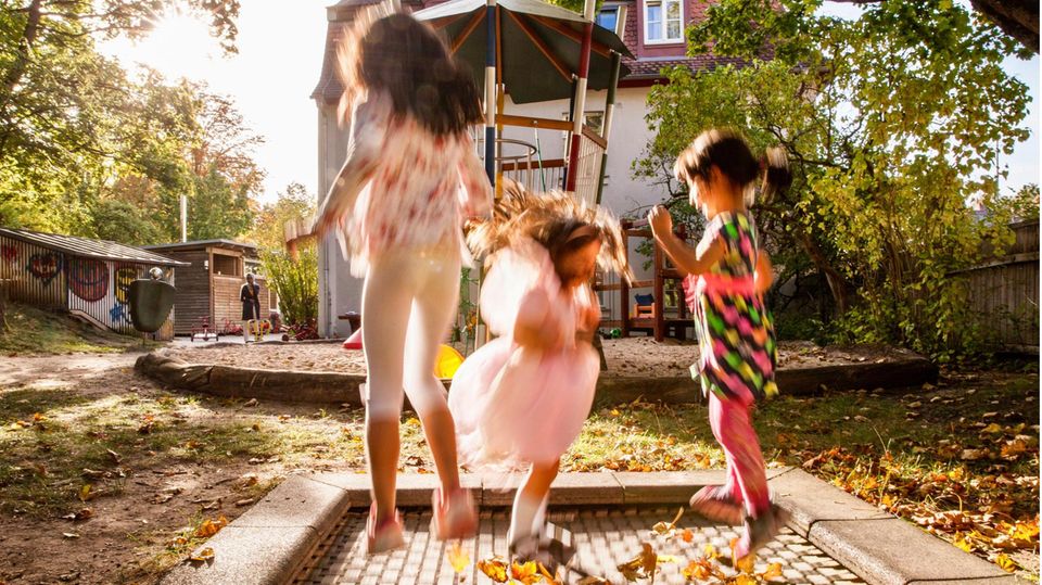 Drei Mädchen springen in der Herbstsonne auf einem Trampolin