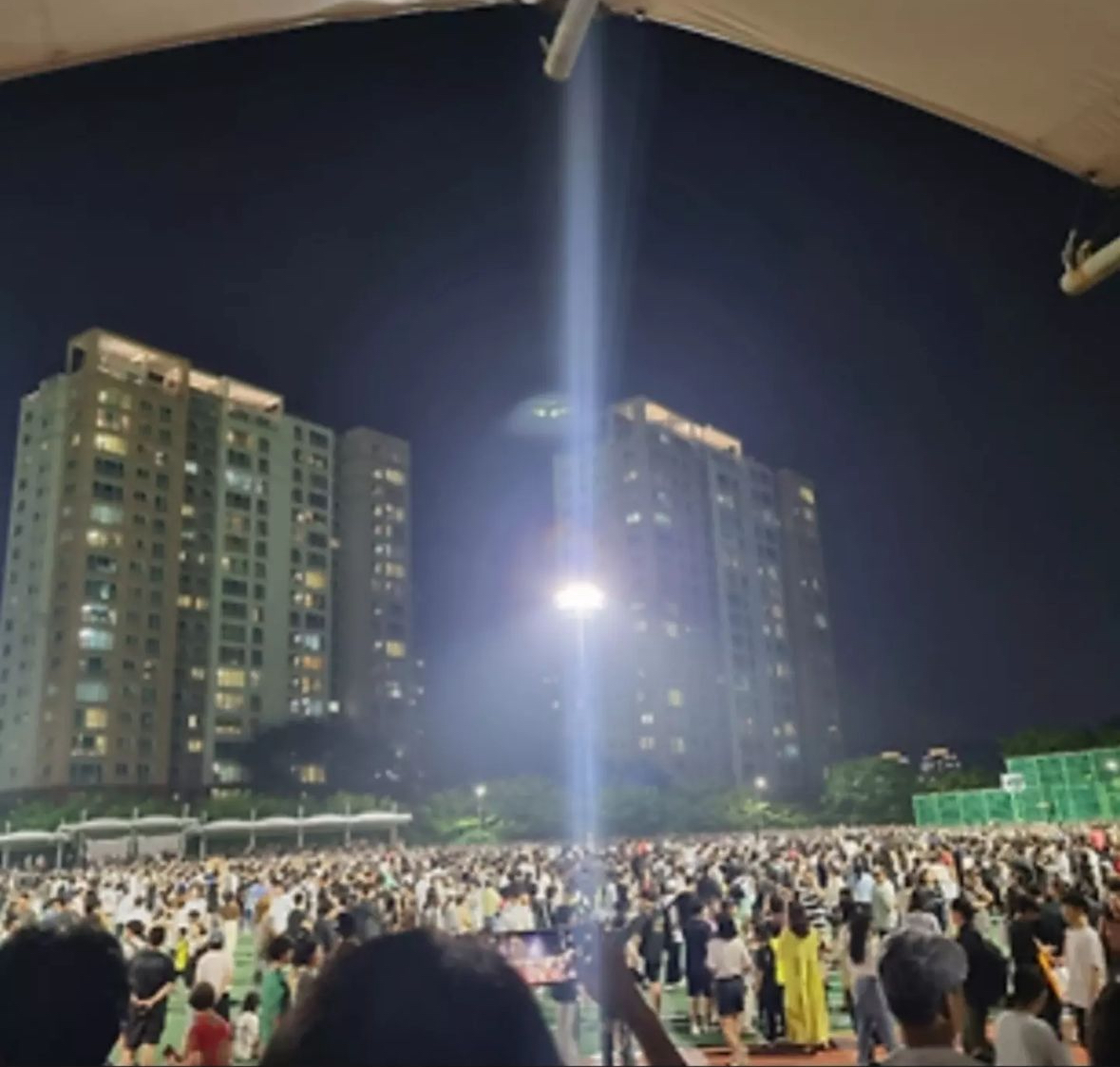 일본 매체들도 대한민구 축구대표팀과 토트넘 홋스퍼 주장 손흥민이 일반인들과 축구를 하다 너무 많은 인파로 인해 급히 자리를 떠나야 했던 사건을 주목했다. 손흥민은 지난 5일 저녁 경기도 용인시 수지체육공원에서 축구를 했는데 세계적인 축구스타 손흥민을 보기 위해 2000여 명의 팬들이 경기장에 몰렸다. 이때 몇몇 어린이 팬이 그라운드에 난입해 손흥민에게 달려갔고 성인들까지 들어오면서 손흥민은 예정보다 일찍 경기를 마치고 경찰들의 도움을 받아 자리를 떠야 했다. 온라인 커뮤니티