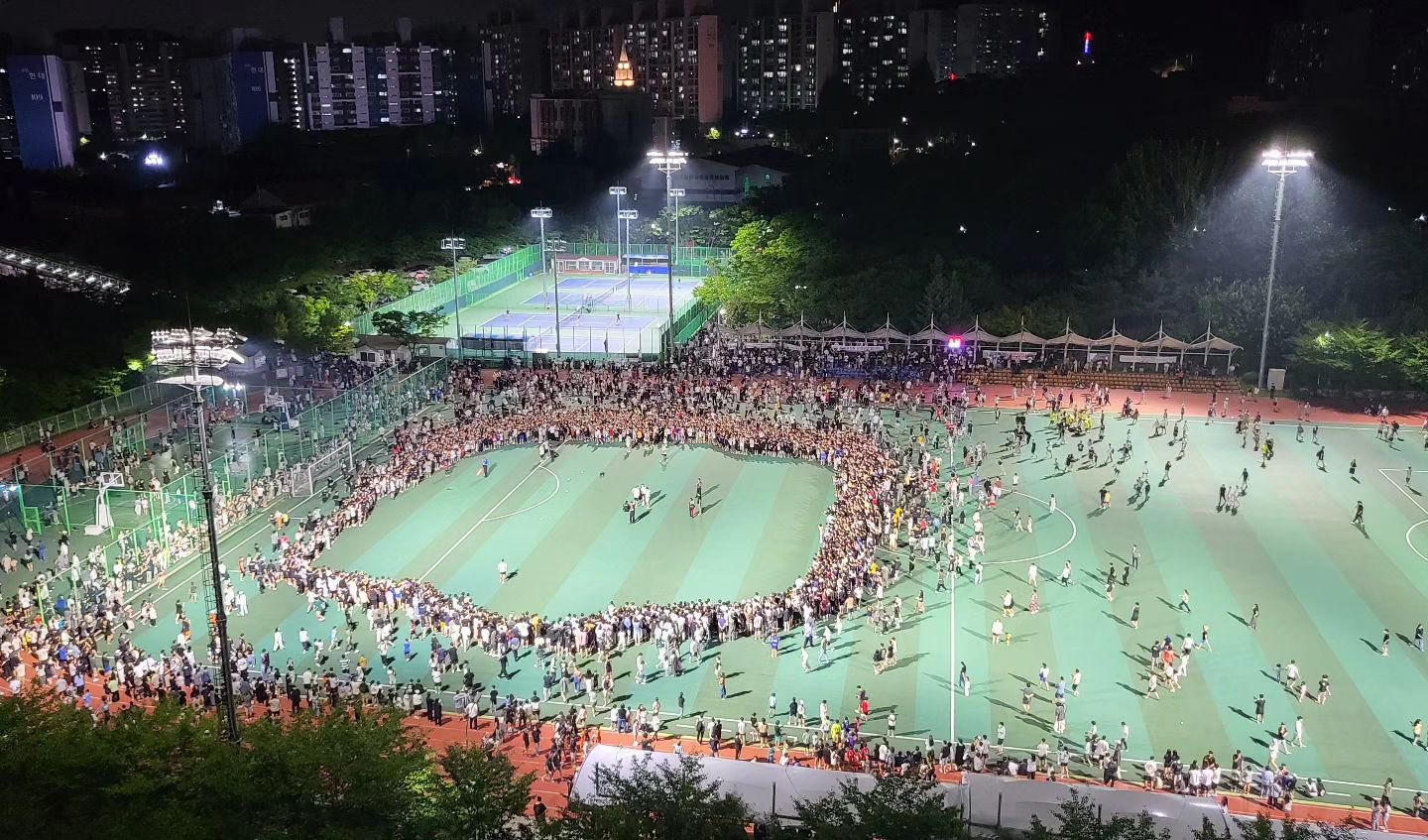 일본 매체들도 대한민구 축구대표팀과 토트넘 홋스퍼 주장 손흥민이 일반인들과 축구를 하다 너무 많은 인파로 인해 급히 자리를 떠나야 했던 사건을 주목했다. 손흥민은 지난 5일 저녁 경기도 용인시 수지체육공원에서 축구를 했는데 세계적인 축구스타 손흥민을 보기 위해 2000여 명의 팬들이 경기장에 몰렸다. 이때 몇몇 어린이 팬이 그라운드에 난입해 손흥민에게 달려갔고 성인들까지 들어오면서 손흥민은 예정보다 일찍 경기를 마치고 경찰들의 도움을 받아 자리를 떠야 했다. 온라인 커뮤니티