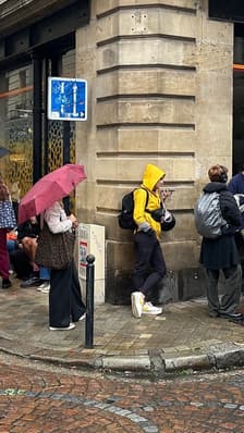 ROBIN DE BFM - Des centaines d'étudiants bordelais font la queue pour recevoir une aide alimentaire