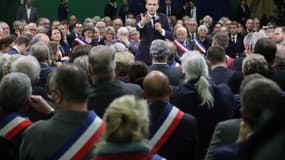 Emmanuel Macron face à des maires lors d'un débat à Grand Bourgtheroulde le 15 janvier 2018