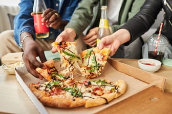 Pizza und Softdrinks: Beide Produkte enthalten Inhaltsstoffe, die der Leber schaden können.