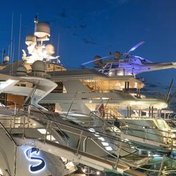 Luxus-Superjachten liegen im Hafen von Saint Tropez.