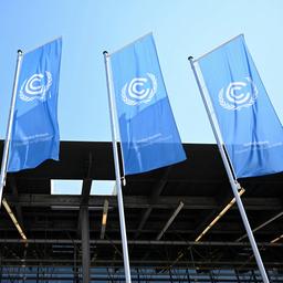 Flaggen der Klimakonferenz der Vereinten Nationen am Veranstaltungsort in Bonn.