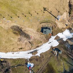 Schneereste sind auf einem Skihang am Skikarussell Altastenberg zu sehen. Altastenberg ist ein Vorort von Winterberg im Sauerland und liegt auf fast 800 Metern Höhe.