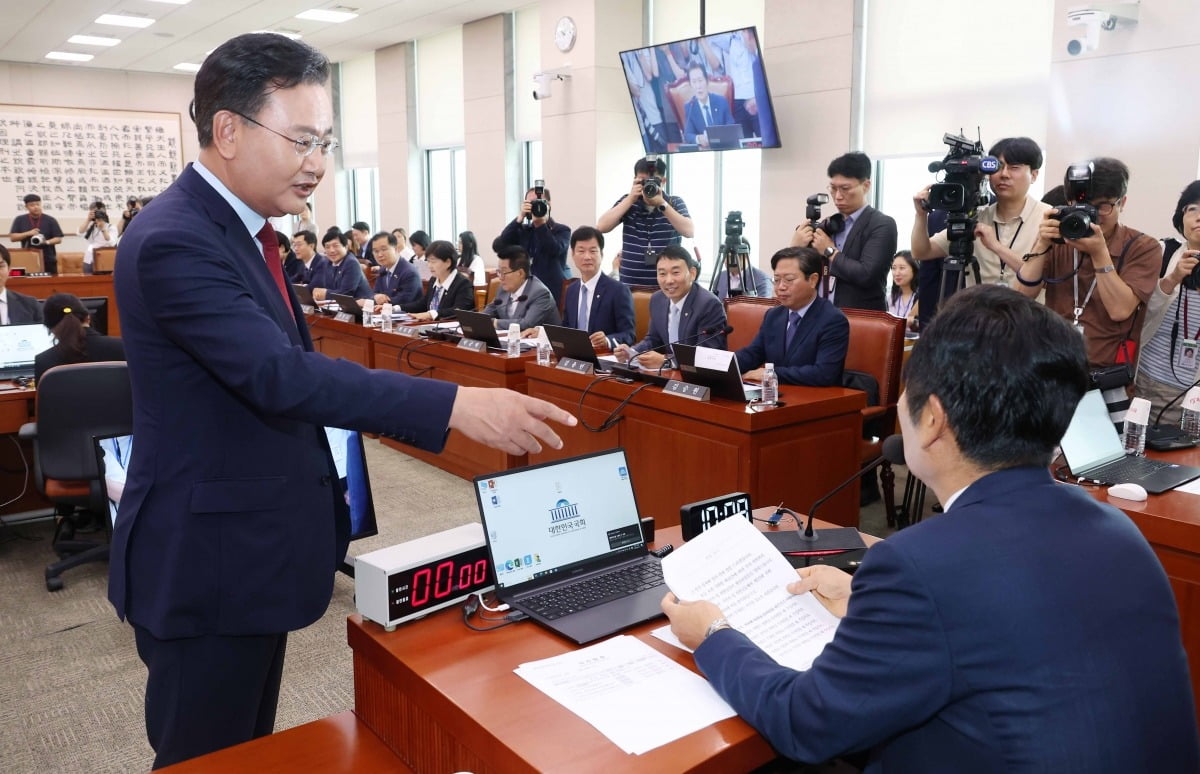 유상범 국민의힘 의원이 25일 국회에서 열린 법제사법위원회 4차 전체회의에서 정청래 위원장을 향해 간사 선임부터 해야 한다며 
의사일정 진행 관련 항의를 하고 있다./강은구 기자