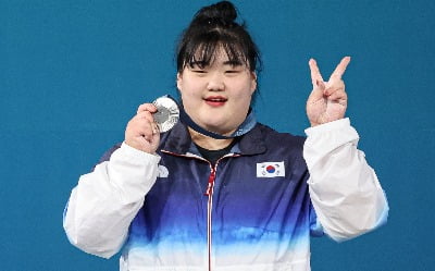 '포스트 장미란' 박혜정, 은빛 바벨 번쩍…전현무도 응원 [2024 파리올림픽]