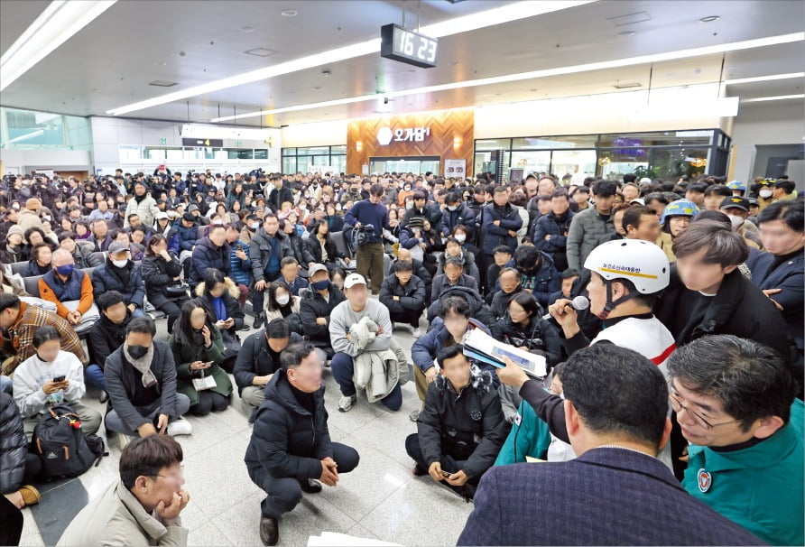 제주항공 여객기 추락 사고가 발생한 29일 전남 무안국제공항 1층 대합실에서 탑승자 유가족과 취재진이 소방 당국의 브리핑을 듣고 있다. 이날 낮 12시 30분께 전남소방본부 관계자가 브리핑을 통해 “남·여 승무원 1명씩 2명을 제외한 탑승객 전원이 사망 및 실종된 것으로 추정된다”고 발표하자 대합실은 통곡으로 가득 찼다.  최혁 기자 