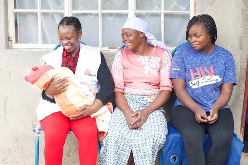 Marvellous Nzenza with her mother Jacqueline and MSF social worker Relative Chitungo