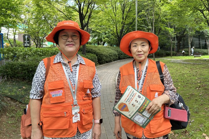 “키오스크 어려워하는 어르신들, 주황 조끼 입은 이들을 찾아주세요”