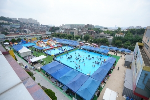 “더위 잊고 여름방학 보내요” 물놀이장 변신한 동네 공원·학교