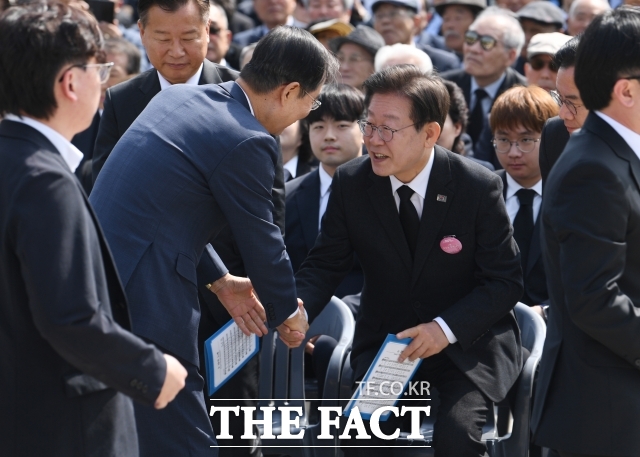 한 권한대행은 탄핵 리스크에도 불구하고 기존 정부 기조를 꺾을 수 없다는 입장이다 민주당은 오는 26일을 탄핵 최종 시한으로 결정했다. 사진은 올해 제64주년 4·19 혁명 기념식에서 당시 한덕수 국무총리(왼쪽)와 이재명 민주당 대표가 인사하고 있는 모습. /이새롬 기자