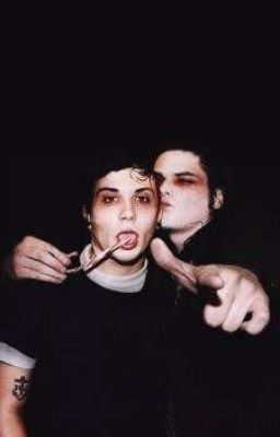 ☆Hold Me☆ {Frerard fic} ✅ cover