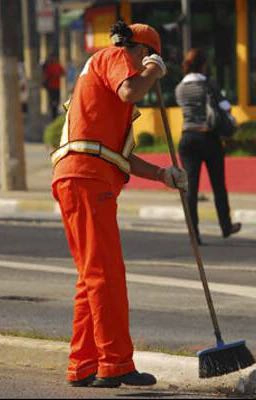 A importância dos agentes de limpeza pública  by izabellyvds