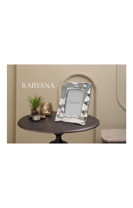 Learn the Art of Decorating with Photo Frames for Walls by rabyanahome