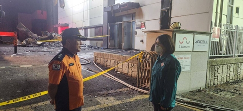 6月25日凌晨，外交部第二次官姜仁仙（右）前往京畿道华城市的电池工厂火灾现场，了解事故情况。 外交部供图（图片严禁转载复制）